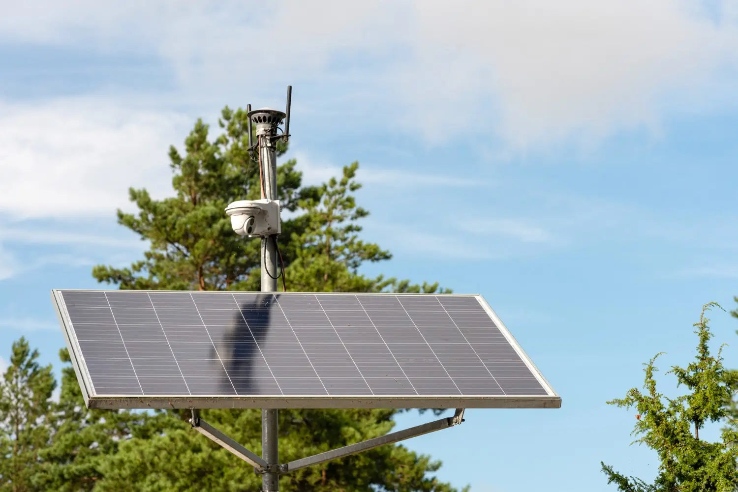 CCTV Solar Panel Outdoor Solusi Keamanan 24 Jam di Area Tanpa Listrik